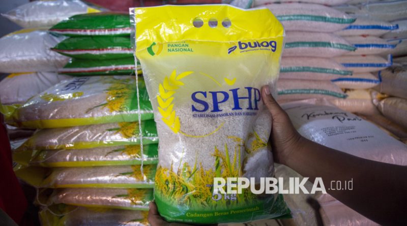 Petugas memeriksa kondisi beras Program Stabilisasi Pasokan dan Harga Pangan (SPHP) di salah satu kios di Pasar Induk Indramayu, Jawa Barat. (ilustrasi)