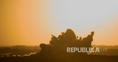 Asap akibat ledakan membubung di Jalur Gaza utara, terlihat dari Israel selatan, pada Ahad, 6 Juli 2025.