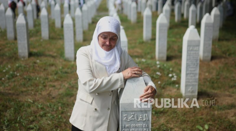 Muslim Bosnia berduka di sela penguburan jasad korban genosida Srebrenica di Memorial Center di Potocari, Bosnia, Jumat, 11 Juli 2025.