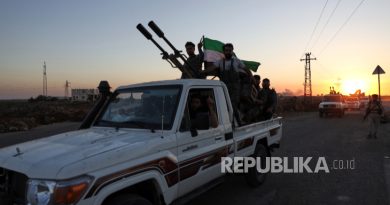 Konvoi pasukan pemerintah menuju kota Sweida di mana bentrokan meletus antara pasukan pemerintah dan milisi Druze saat melewati desa Mazraa di Suriah selatan, Selasa, 15 Juli 2025.