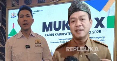 Bupati Bandung Dr H M Dadang Supriatna (kanan) dan Ketua Kadin Kabupaten Bandung Boni Anggara (kiri) dalam Musyawarah Kabupaten (Mukab) X Kadin Kabupaten Bandung di Hotel Sutan Raja Convention Center, Soreang, Kabupaten Bandung, Senin (21/7/2025).