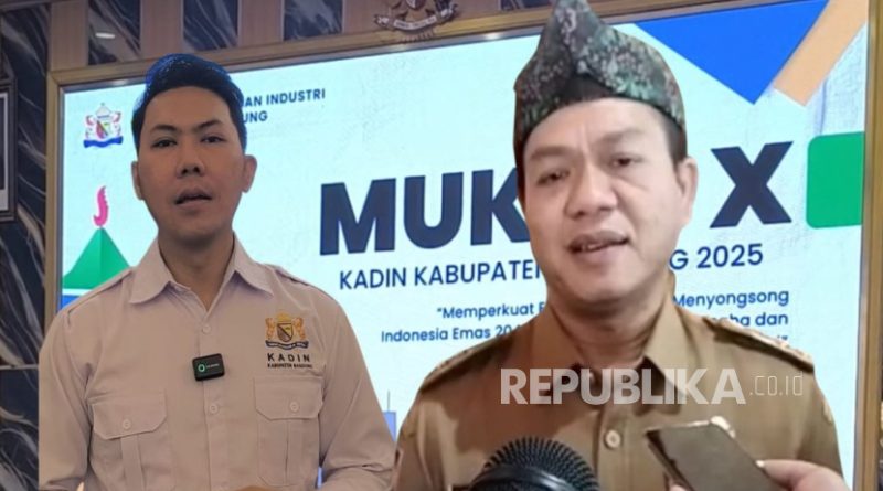 Bupati Bandung Dr H M Dadang Supriatna (kanan) dan Ketua Kadin Kabupaten Bandung Boni Anggara (kiri) dalam Musyawarah Kabupaten (Mukab) X Kadin Kabupaten Bandung di Hotel Sutan Raja Convention Center, Soreang, Kabupaten Bandung, Senin (21/7/2025).