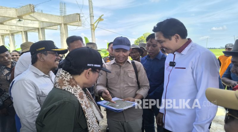 Dirjen Perlindungan Kebudayaan dan Tradisi Kementerian Kebudayaan, Restu Gunawan, bersama Bupati Indramayu, Lucky Hakim, meninjau Situs Dampuawang, di Kecamatan Balongan, Kabupaten Indramayu, Ahad  (27/4/2025).