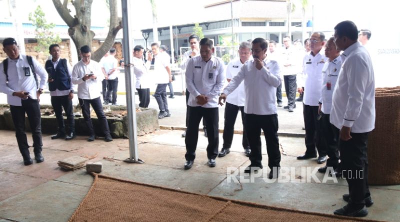 Menteri Imigrasi dan Pemasyarakatan RI, Agus Andrianto, baru baru ini meninjau Ruangan Kegiatan Kerja Lapas Kelas IIA Garut, Jawa Barat, dan menyaksikan langsung produk-produk unggulan karya warga binaan yang telah menembus pasar internasional pada Rabu (16/7/2025)..