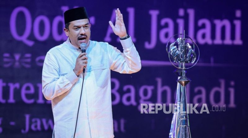 Menteri Usaha Mikro, Kecil, dan Menengah (UMKM) Maman Abdurrahman saat menghadiri Dzikir Manaqib Akbar dan Haul Syekh Abdul Qodir Al Jailani di Pondok Pesantren Al-Baghdadi, Karawang, Jawa Barat, Sabtu (1/2/2025).
