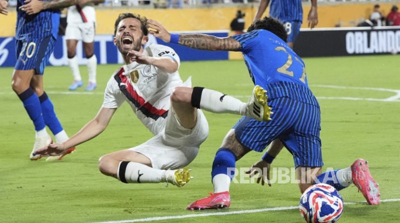 Pemain Manchester City Bernardo Silva (kiri depan) bereaksi saat bertabrakan dengan pemain Al Hilal Kaio Cesar (kanan) dalam pertandingan sepak bola babak 16 besar Piala Dunia Antarklub di Orlando, Florida, AS, Selasa 1 Juli 2025 pagi WIB.