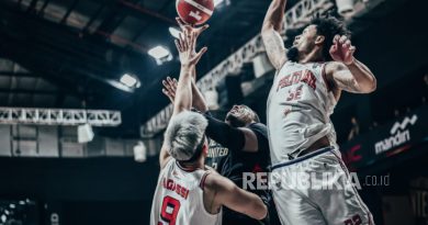 Pemain Pelita Jaya KJ McDaniels (kanan) dan rekannya Agassi Goantara (kiri) berusaha mengadang Jordan Adams dari Dewa United pada game 1 final IBL 2025 di Dewa United Arena, Banten, Kamis (17/7/2025) malam WIB. Pelita Jaya mengalahkan tuan rumah Dewa United Banten 94-77.