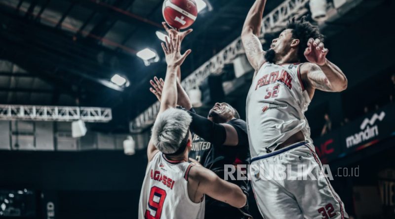 Pemain Pelita Jaya KJ McDaniels (kanan) dan rekannya Agassi Goantara (kiri) berusaha mengadang Jordan Adams dari Dewa United pada game 1 final IBL 2025 di Dewa United Arena, Banten, Kamis (17/7/2025) malam WIB. Pelita Jaya mengalahkan tuan rumah Dewa United Banten 94-77.