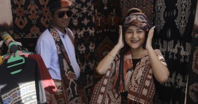 Pengunjung mencoba tenun ikat dari Kabupaten Sumba Timur di salah satu stan Pelaku Usaha Mikro Kecil dan Menengah (UMKM) pada Koepan Expo 2022 yang digelar di Kota Kupang, NTT, Selasa (21/6/2022). Koepan Expo yang berlangsung hingga Rabu (23/6/2022) itu melibatkan 30 pelaku UMKM yang menjual produk-produk NTT seperti tenun ikat dan makanan khas NTT sebagai bagian dari pemulihan ekonomi di NTT.