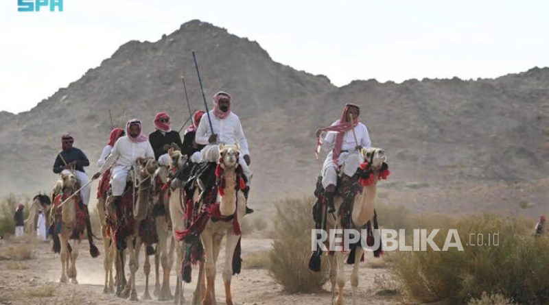Penunggang Unta di Arab Rayakan Tradisi Idul Fitri di Padang Pasir