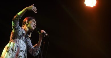 Penyanyi Monita Tahalea.