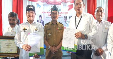 Penyerahan berita acara serah terima bantuan oleh RCEO BRI Regioan 9 Bandung Sadmiadi kepada Kepala Desa Cileunyi Wetan H. Hari Haryono disaksikan Bupati Bandung H. M. Dadang Supriatna.