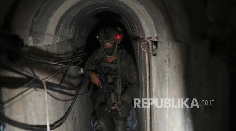 Seorang tentara Israel berjalan di terowongan di bawah Rumah Sakit Eropa di Khan Younis, Gaza selatan, tempat yang menurut militer menjadi tempat operasi militan Hamas, Ahad, 8 Juni 2025.