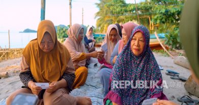 Setiap minggu, para nasabah PNM Mekaar berkumpul untuk membangun jejaring sosial dan juga belajar tentang cara mengelola keuangan, mengembangkan usaha, dan memperkuat disiplin finansial.