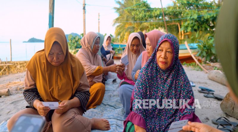 Setiap minggu, para nasabah PNM Mekaar berkumpul untuk membangun jejaring sosial dan juga belajar tentang cara mengelola keuangan, mengembangkan usaha, dan memperkuat disiplin finansial.