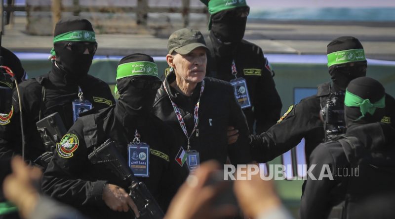 Tawanan Israel Keith Siegel yang dibebaskan pejuang Brigade Al-Qassam, Sabtu (1/2/2025).