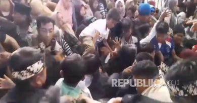 Warga berdesak-desakan ingin masuk ke pendopo Pemkab Garut pada acara pesta rakyat pernikahan Maula Akbar Mulyadi anak Gubernur Jawa Barat Dedi Mulyadi dengan Wakil Bupati Garut Putri Karlina, Jumat (18/7/2025). Tiga orang meninggal dunia akibat peristiwa desak-desakan tersebut, dua orang warga dan satu orang polisi.