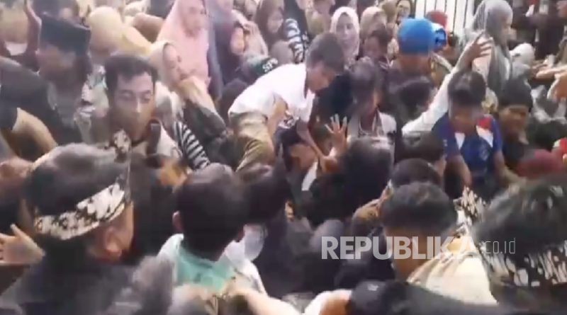 Warga berdesak-desakan ingin masuk ke pendopo Pemkab Garut pada acara pesta rakyat pernikahan Maula Akbar Mulyadi anak Gubernur Jawa Barat Dedi Mulyadi dengan Wakil Bupati Garut Putri Karlina, Jumat (18/7/2025). Tiga orang meninggal dunia akibat peristiwa desak-desakan tersebut, dua orang warga dan satu orang polisi.