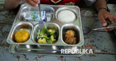 Para siswa menikmati Makan Bergizi Gratis (MBG) Semester 1 Tahun Ajaran 2025/2026 saat Masa Pengenalan Lingkungan Sekolah atau MPLS di SDN 158 Babakan Sari, Kota Bandung, Senin (14/7/2025). Kegiatan tersebut dihadiri oleh Wakil wali Kota Bandung Erwin, dalam sambutannya, Erwin mengatakan program MBG ini adalah wujud nyata kepedulian pemerintah pada masa depan anak-anak. Karena dengan asupan gizi yang baik dan seimbang, anak-anak akan lebih sehat, kuat, dan fokus dalam menyerap ilmu di sekolah.