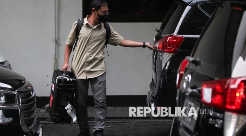 Petugas membuka pintu mobil untuk memasukkan koper saat penggeledahan oleh Komisi Pemberantasan Korupsi (KPK) di Kantor Komite Olahraga Nasional Indonesia (KONI) Jawa Timur di Surabaya, Jawa Timur, Selasa (15/4/2025). KPK menggeledah kantor itu terkait kasus dugaan tindak pidana korupsi pengelolaan dana hibah pokmas di lingkungan Pemerintah Provinsi Jawa Timur pada 2021-2022.