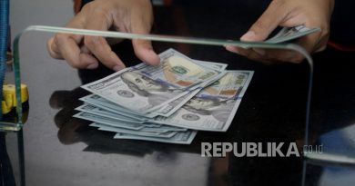 Karyawan menghitung mata uang dolar AS di gerai penukaran mata uang asing VIP (Valuta Inti Prima) Money Changer, Jakarta, Selasa (17/10/2023).