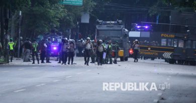 Aparat kepolisian berjaga-jaga untuk mencegah terjadinya aksi demonstrasi anarkis di depan Gedung DPRD Jawa Barat (Jabar), Jalan Diponegoro, Kota Bandung, Sabtu (30/8/2025). Hingga kini sejumlah kelompok massa masih berkumpul dis ejumlah titik kawasan DPRD Jabar, dan seputaran Gasibu.