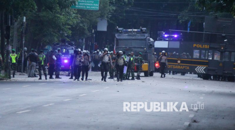 Aparat kepolisian berjaga-jaga untuk mencegah terjadinya aksi demonstrasi anarkis di depan Gedung DPRD Jawa Barat (Jabar), Jalan Diponegoro, Kota Bandung, Sabtu (30/8/2025). Hingga kini sejumlah kelompok massa masih berkumpul dis ejumlah titik kawasan DPRD Jabar, dan seputaran Gasibu.