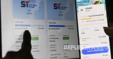 Warga mencari informasi mengenai Surat Berharga Negara (SBN) jenis Sukuk Tabungan Seri ST010 di Jakarta, Kamis (18/3/2023). Direktorat Jenderal Pengelolaan Pembiayaan dan Risiko (DJPPR) Kementerian Keuangan menyebut realisasi pembiayaan utang melalui Surat Berharga Negara (SBN) hingga kuartal I/2023 mencapai Rp217,6 triliun.