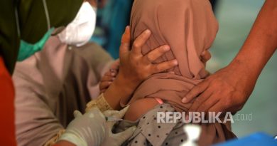 Pemerintah Kabupaten (Pemkab) Sumenep, Jawa Timur menggelar imunisasi masal, Senin, untuk menangani kejadian luar biasa (KLB) campak yang telah menimbulkan 2.035 kasus dan 17 kematian.
