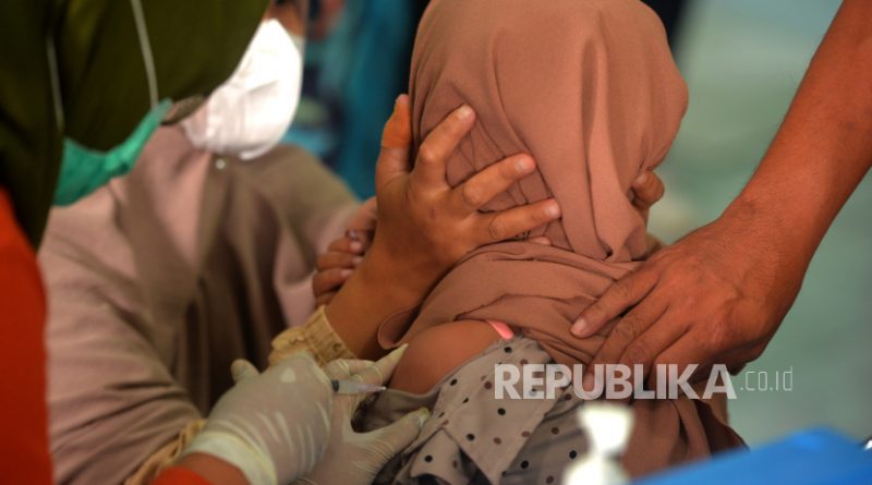 Pemerintah Kabupaten (Pemkab) Sumenep, Jawa Timur menggelar imunisasi masal, Senin, untuk menangani kejadian luar biasa (KLB) campak yang telah menimbulkan 2.035 kasus dan 17 kematian.