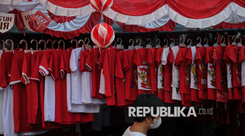 Warga membeli pernak-pernik bernuansa bendera Merah Putih Indonesia di Pasar Jatinegara, Jakarta, Rabu (6/8/2025). Menjelang HUT ke-80 Republik Indonesia, suasana di Pasar Jatinegara mulai dipenuhi oleh pernak-pernik bendera Merah Putih Indonesia mulai dari asesoris, baju hingga bendera yang dibanderol mulai Rp7 ribu hingga Rp450 ribu tergantung jenis dan bahan. Para pedagang mengaku mengalami kenaikan jumlah pembeli hingga 30 persen.