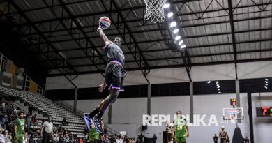 Pebasket tim Harlem Globetrotters Spider Sharpless melakukan slam dunk saat tampil pada Harlem Globetrotters World Tour 2025 di Hall Basket Gelora Bung Karno, Jakarta, Rabu (20/8/2025). Tim Basket asal Amerika Serikat itu tampil di Jakarta dalam rangkaian tur bertajuk Harlem Globetrotters World Tour 2025 yang menampilkan pertunjukan atraktif dan menghibur dalam permainan bola basket.