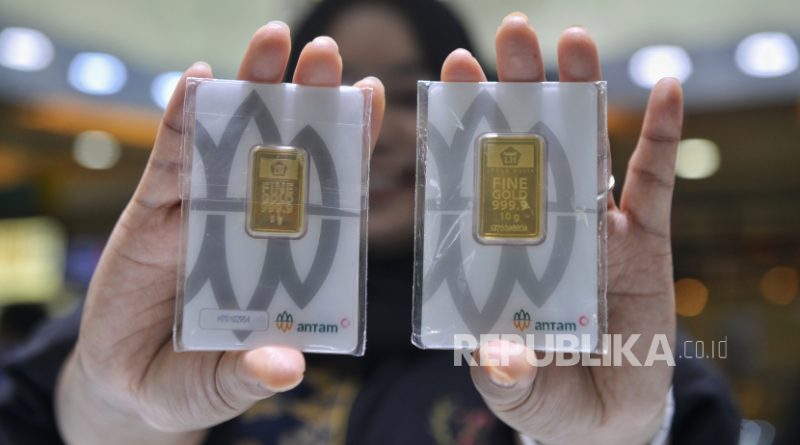 Pekerja menunjukkan emas batangan di salah satu gerai emas kawasan Blok M, Jakarta, Kamis (2/4/2024).