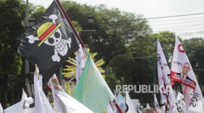 Bendera animasi One Piece memeriahkan pawai bakal calon presiden Anies Baswedan bersama bakal calon wakil presiden Muhaimin Iskandar di Jakarta, Kamis (19/10/2023). Pasangan bakal capres dan bakal cawapres yang diusung Koalisi Perubahan tersebut mendaftarkan diri mereka sebagai peserta dalam Pemilihan Presiden (Pilpres) 2024.