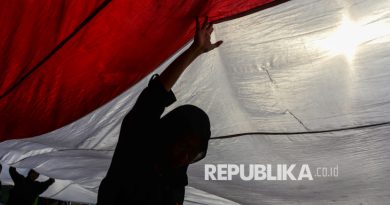 Mahasiswa Pecinta Alam (Mapala) se-Banten membentangkan bendera saat peringatan HUT ke-80 kemerdekaan RI di TPA Bangkonol, Pandeglang, Banten, Ahad (17/8/2025). Upacara pengibaran bendera Merah Putih raksasa berukuran 30 meter persegi di TPA Bangkonol tersebut sebagai pesan untuk menjaga lingkungan dengan meminimalisir tumpukan sampah sekaligus bentuk protes atas kerja sama Pemerintah Kabupaten Pandeglang dengan Pemerintah Kota Tangerang Selatan terkait penampungan sampah.
