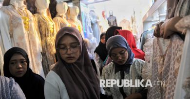 Calon pembeli memilah busana Muslim (ilustrasi). Kenyamanan masih menjadi prioritas utama masyarakat Indonesia dalam memilih busana modest.