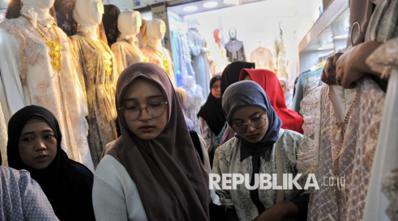Calon pembeli memilah busana Muslim (ilustrasi). Kenyamanan masih menjadi prioritas utama masyarakat Indonesia dalam memilih busana modest.