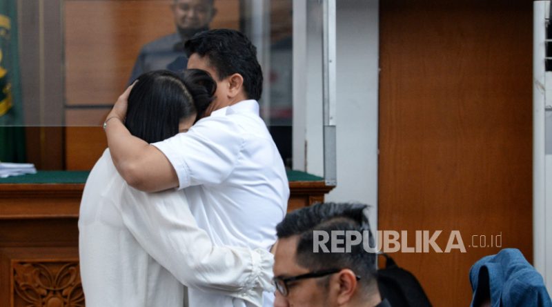 Terdakwa kasus dugaan pembunuhan berencana terhadap Brigadir Nofriansyah Yosua Hutabarat, Ferdy Sambo (kedua kiri) memeluk istrinya terdakwa Putri Candrawathi (kiri) saat sidang lanjutan di Pengadilan Negeri Jakarta Selatan, Jakarta, Selasa (8/11/2022).