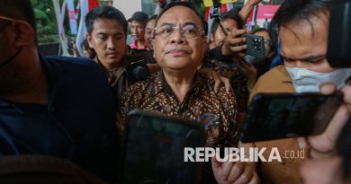 Bupati Pati Sudewo berjalan usai menjalani pemeriksaan di Gedung Merah Putih KPK, Jakarta, Rabu (27/8/2025). KPK memeriksa Bupati Pati Sudewo untuk dimintai keterangannya sebagai saksi dalam kasus dugaan suap proyek pembangunan jalur kereta api pada Direktorat Jenderal Perkeretaapian (DJKA) Kementerian Perhubungan Tahun 2021-2022. Sudewo diperiksa penyidik KPK sekitar tujuh jam. Dalam perkara tersebut, KPK telah menyita uang milik Sudewo sebesar Rp3 miliar, namun Sudewo membantah uang tersebut  hasil dari kasus suap DJKA, melainkan pendapatannya sebagai anggota DPR RI.