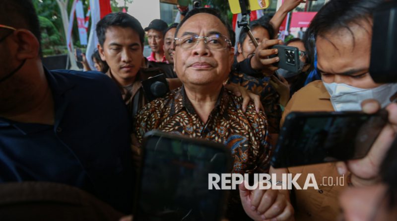 Bupati Pati Sudewo berjalan usai menjalani pemeriksaan di Gedung Merah Putih KPK, Jakarta, Rabu (27/8/2025). KPK memeriksa Bupati Pati Sudewo untuk dimintai keterangannya sebagai saksi dalam kasus dugaan suap proyek pembangunan jalur kereta api pada Direktorat Jenderal Perkeretaapian (DJKA) Kementerian Perhubungan Tahun 2021-2022. Sudewo diperiksa penyidik KPK sekitar tujuh jam. Dalam perkara tersebut, KPK telah menyita uang milik Sudewo sebesar Rp3 miliar, namun Sudewo membantah uang tersebut  hasil dari kasus suap DJKA, melainkan pendapatannya sebagai anggota DPR RI.