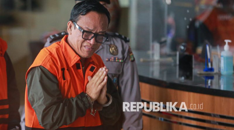 Tersangka Wakil Menteri Ketenagakerjaan Immanuel Ebenezer atau Noel mengenakan rompi tahanan bersama 10 tersangka lainnya saat dihadirkan dalam konferensi pers pengumanan penetapan dan penahanam tersangka di Gedung Merah Putih KPK, Jakarta, Jumat (22/8/2025). KPK resmi menetapkan status tersangka dan menahan Wamenaker Noel bersama 10 tersangka lainnya usai terjaring OTT terkait kasus dugaan pemerasan dalam pengurusan sertifikasi keselamatan dan kesehatan kerja (K3) di Kementerian Ketenagakerjaan. Dalam OTT tersebut, KPK juga menyita sejumlah barang bukti yakni 20 kendaraan mewah diantaranya 14 unit mobil dan 6 unit motor.