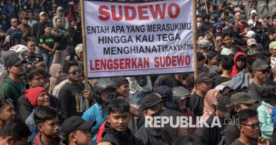 Massa yang tergabung dalam Aliansi Masyarakat Pati Bersatu berunjuk rasa di depan Kantor Bupati Pati, Kabupaten Pati, Jawa Tengah, Rabu (13/8/2025). Dalam unjuk rasa yang dihadiri sekitar 100 ribu warga itu menuntut Bupati Pati Sudewo agar mundur dari jabatannya karena dinilai arogan dan sejumlah kebijakannya tidak pro ke masyarakat.