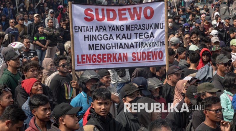 Massa yang tergabung dalam Aliansi Masyarakat Pati Bersatu berunjuk rasa di depan Kantor Bupati Pati, Kabupaten Pati, Jawa Tengah, Rabu (13/8/2025). Dalam unjuk rasa yang dihadiri sekitar 100 ribu warga itu menuntut Bupati Pati Sudewo agar mundur dari jabatannya karena dinilai arogan dan sejumlah kebijakannya tidak pro ke masyarakat.