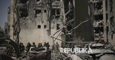 Tentara Israel dan tim penyelamat mencari korban di tengah reruntuhan bangunan tempat tinggal yang hancur akibat serangan rudal Iran di Beersheba, Israel, Selasa (24/6/2025). Gelombang serangan rudal Iran menghantam kota Beersheba, Israel. Sejumlah bangunan hancur dan empat warga dikabarkan tewas dalam serangan itu.