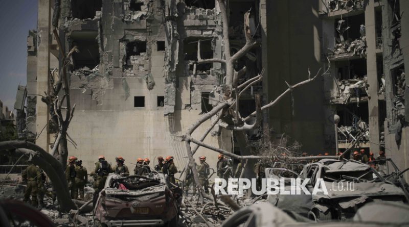 Tentara Israel dan tim penyelamat mencari korban di tengah reruntuhan bangunan tempat tinggal yang hancur akibat serangan rudal Iran di Beersheba, Israel, Selasa (24/6/2025). Gelombang serangan rudal Iran menghantam kota Beersheba, Israel. Sejumlah bangunan hancur dan empat warga dikabarkan tewas dalam serangan itu.