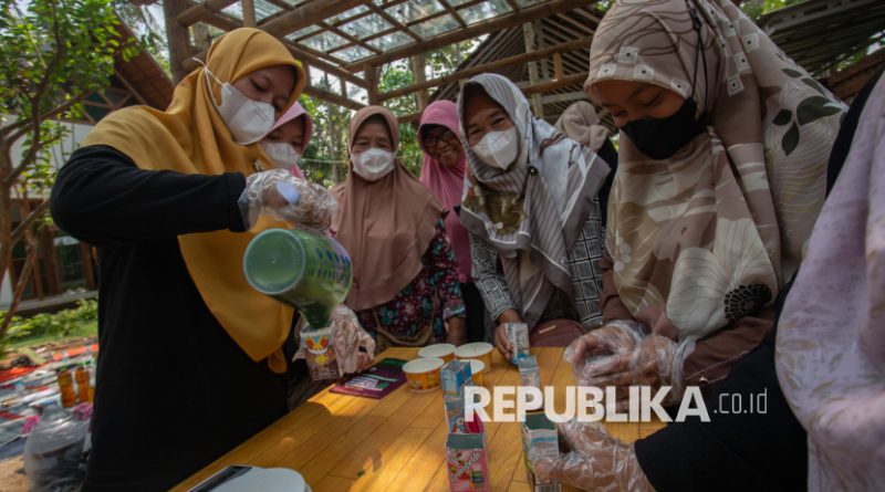 Puluhan Ibu-ibu Belajar Pemanfaatan Limbah Rumah Tangga