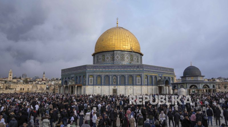 Warga Palestina berkumpul untuk salat Idul Fitri di dekat Kuil Kubah Batu di kompleks Masjid Al Aqsa di Yerusalem.