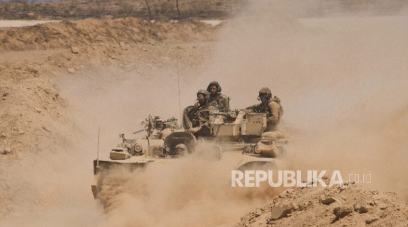 Tentara Israel di dekat kendaraan pengangkut personel lapis baja mereka kembali dari Jalur Gaza menuju Israel, Selasa, 29 Juli 2025.
