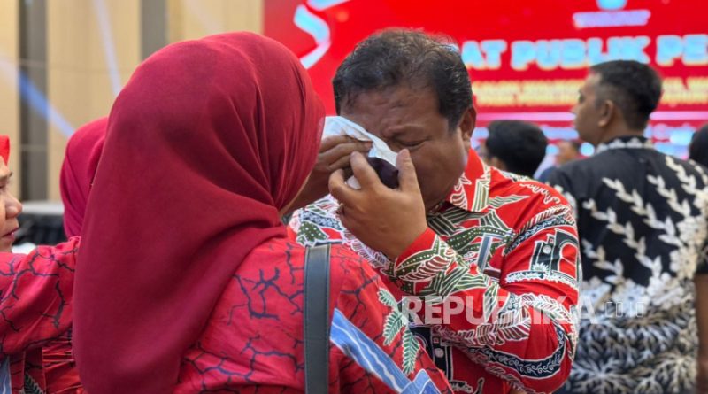 Calon Wali Kota Pangkalpinang Saparudin menahan tangis mengetahui kakaknya wafat menjelang debat pilkada.