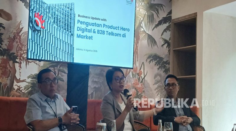 Direktur IT Digital Telkom Faizal Rochmad Djoemadi (kanan), Direktur Enterprise & Business Service Telkom Veranita Yosephine (tengah), dan VP Corporate Communication Telkom Andri Herawan Sasoko (kiri) dalam business update terkait